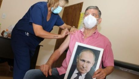 Мэр аргентинского города вакцинировался от коронавируса с портретом Путина в руках