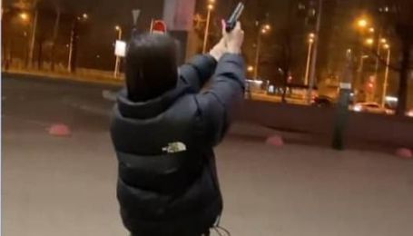 "Попала в рай": в Киеве для эффектного фото девушка случайно устроила стрельбу