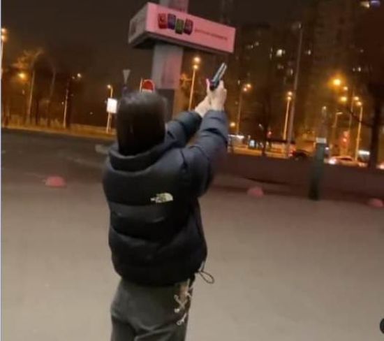 "Поцілила у рай": у Києві задля ефектного фото дівчина випадково влаштувала стрілянину (відео)