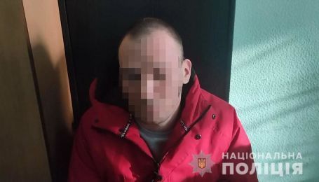 Поверталася додому зі школи: у Києві педофіл простежив за дівчинкою і напав на неї у під’їзді будинку