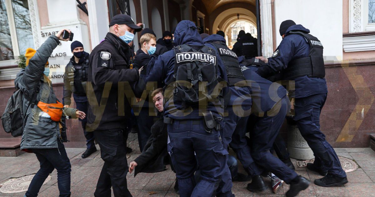 В Одесі активісти намагалися завадити маршу жінок і побилися з поліцейськими: фото, відео