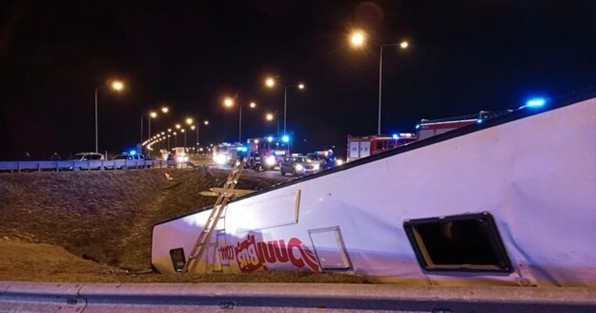 Смертельна ДТП з українцями в Польщі: Зеленський висловив співчуття родинам загиблих співвітчизників