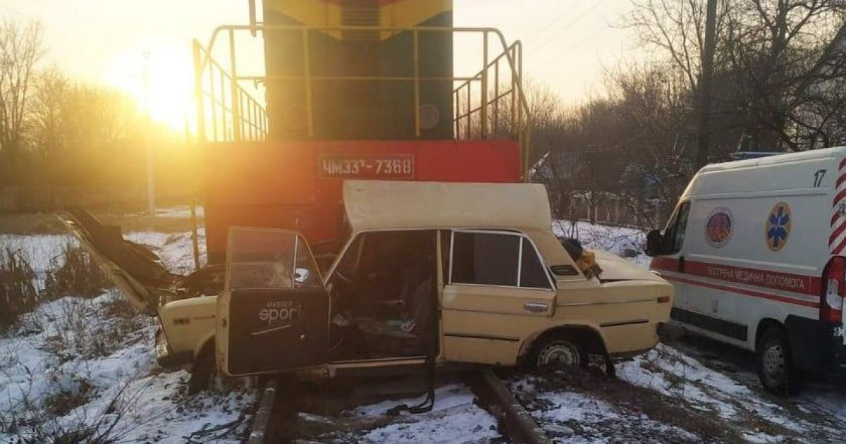 У Вінниці поїзд протаранив автомобіль і протягнув його 200 метрів - травмований водій в реанімації