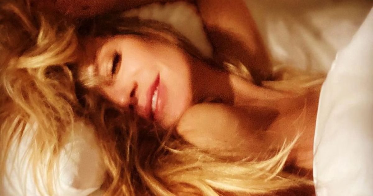 Блиснула грудьми в халаті від Versace: Гайді Клум запостила пікантне селфі
