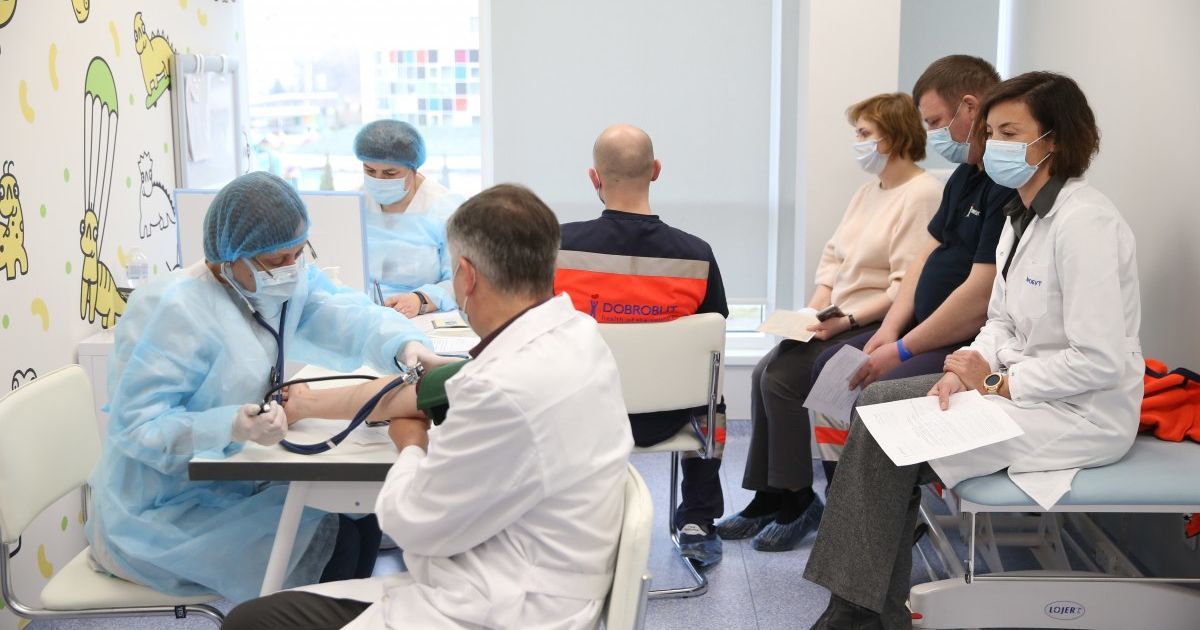 Вакцинація від коронавірусу в Україні: у МОЗ пояснили, кому не потрібно записуватись до черги