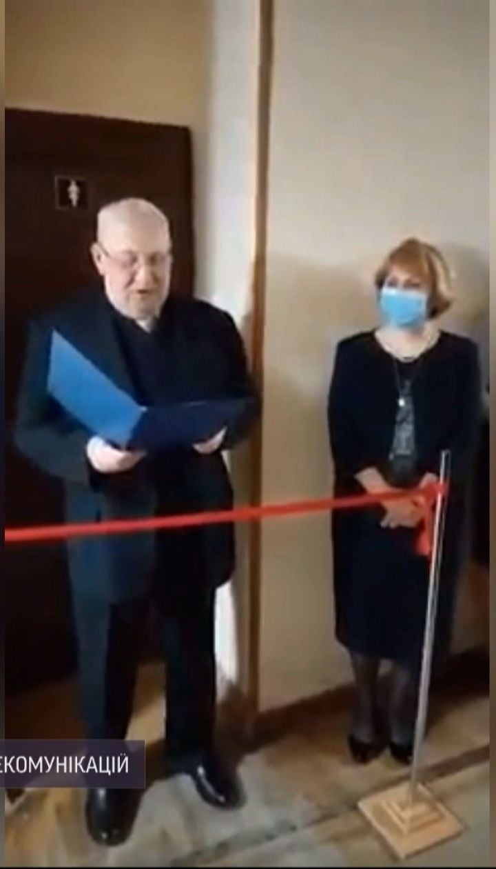 Новости Украины: в столичном вузе под аплодисменты и с шампанским прошло открытие женской уборной