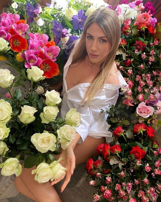 У халаті і з келихом вина: Леся Нікітюк вигуляла пса на снігу