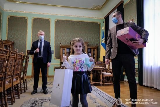 Дівчинка, яку зацькували у чернівецькому дитсадку, отримала подарунок від Зеленського