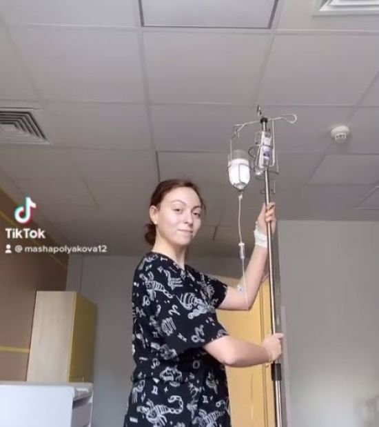 Донька Олі Полякової під крапельницею станцювала у лікарняній палаті