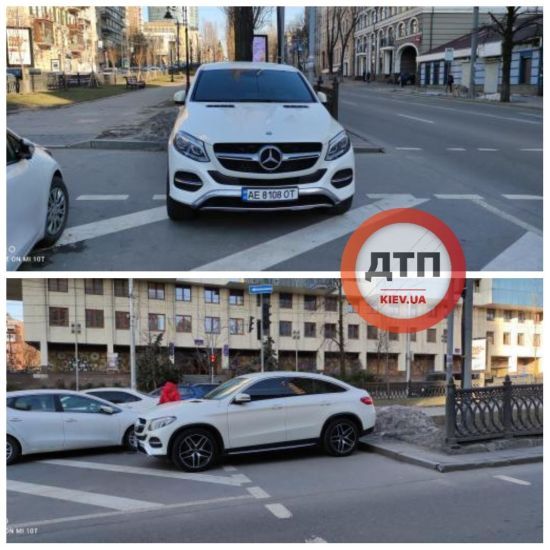 У центрі Києва пішохід пройшовся по автівці Mercedes, припаркованій просто на зебрі: відео