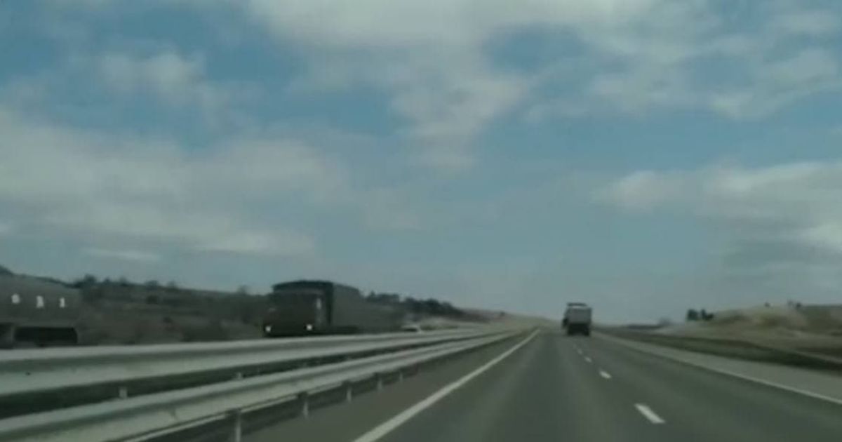 Окупанти стягують до Криму військову техніку: колону автівок Росії показали на відео