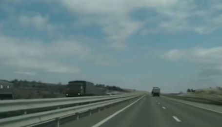 Окупанти стягують до Криму військову техніку: колону автівок Росії показали на відео