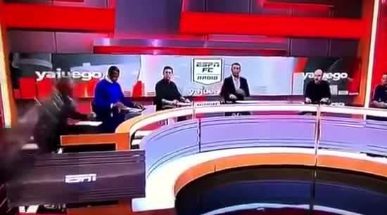 Спортивного телеведучого прибило декораціями у прямому ефірі: епічне відео стало вірусним