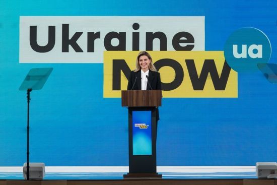 У штанях-палацо та з сережками-пусетами: Олена Зеленська на Всеукраїнському форумі