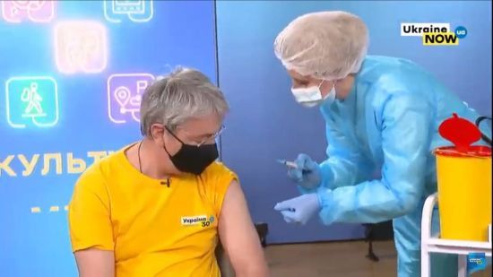 Довіряйте фахівцям, а не дописувачам у соцмережах: міністр культури публічно вакцинувався від COVID-19