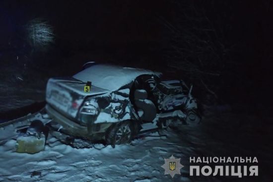 Занесло і викинуло під вантажівку: в Тернопільській області сталась смертельна ДТП