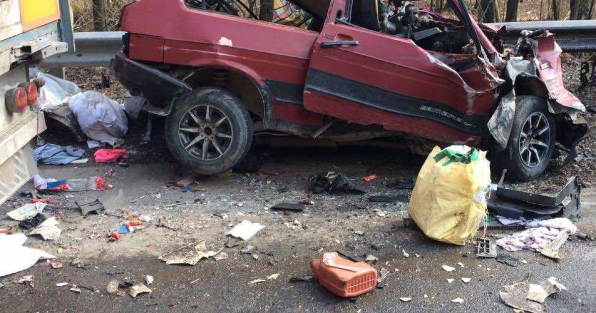 Автомобіль розтрощило: на трасі Київ-Чоп у смертельну ДТП потрапили легкове авто та вантажівка