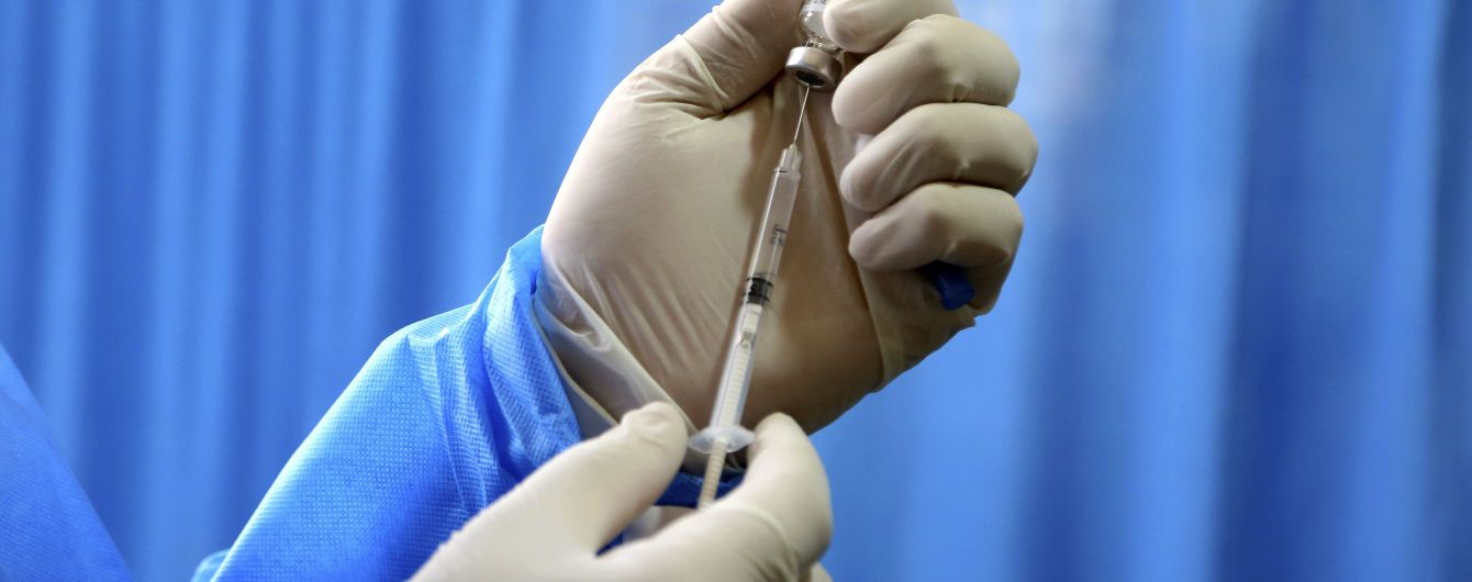 В Україні починають щеплення китайським СoronaVac: кому введуть вакцину