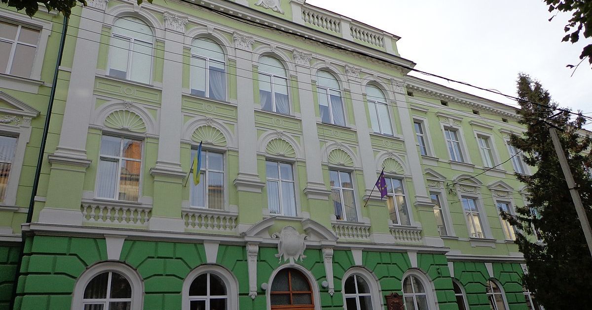 Закрыла в спортзале и била головой об стену: в Тернополе пьяная учительница набросилась на ученика