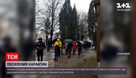 У Львові люди годинами стоять у черзі під дощем, аби зробити безкоштовний тест на COVID