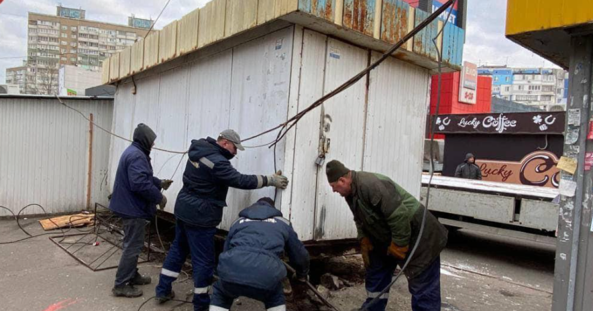 Демонтаж МАФів на Троєщині: у Києві чоловік погрожував себе підпалити і поливав бензином все навколо