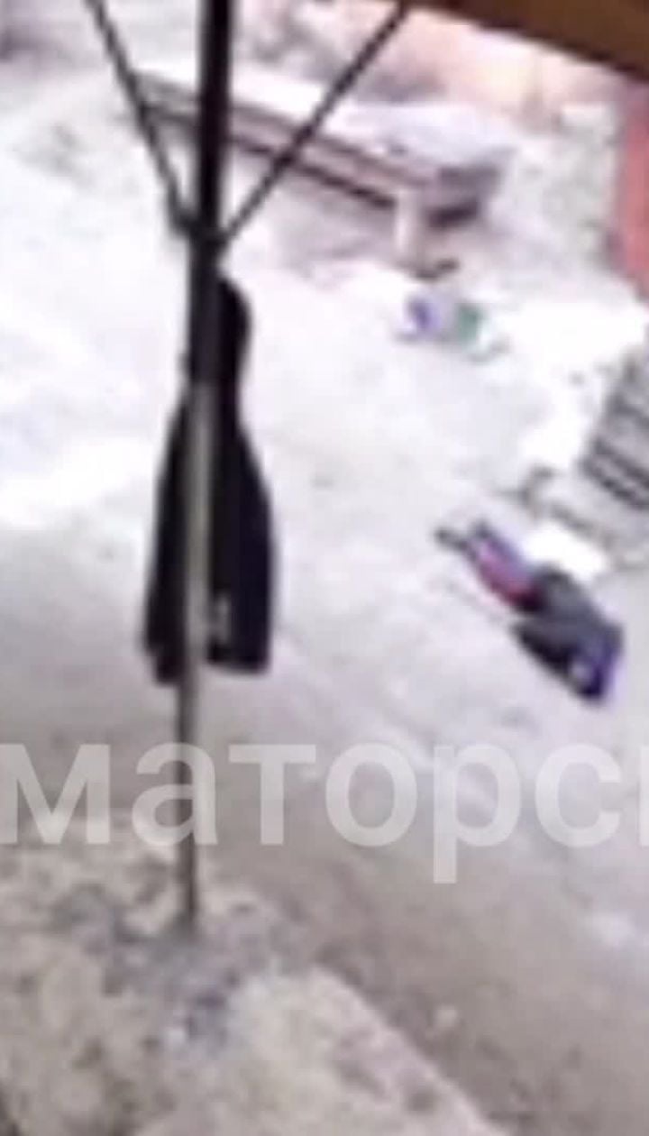 Появилось видео, как грабитель стреляет в людей, которые пришли на пункт металлолома в Славянске