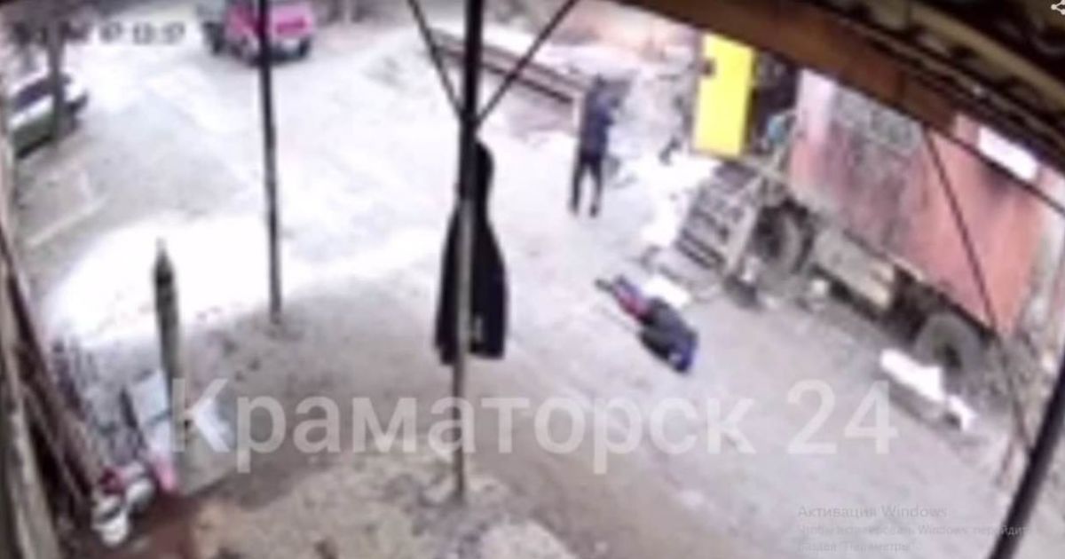 Стріляв з автомата в упор: у Слов'янську грабіжник, тікаючи з місця злочину, поцілив у чоловіка (відео 18+)