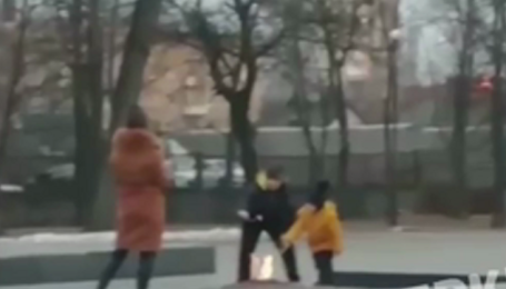 У Київській області родина смажила маршмелоу на Вічному вогні: відео