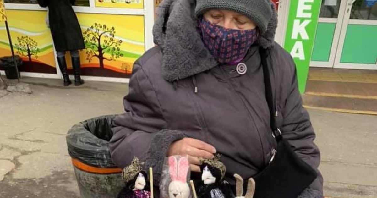 Надо сходить за зверушками: киевляне объединились, чтобы помочь бабушке-продавщице