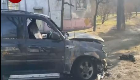 В Киеве сгорел припаркованный на газоне внедорожник: видео