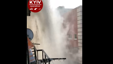 Гейзер у центрі Києва: на столичному Печерську 133 будинки залишились без тепла