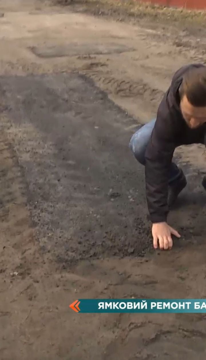 Залатали асфальтом вибоїни у ґрунтовій дорозі – нові досягнення українських шляховиків