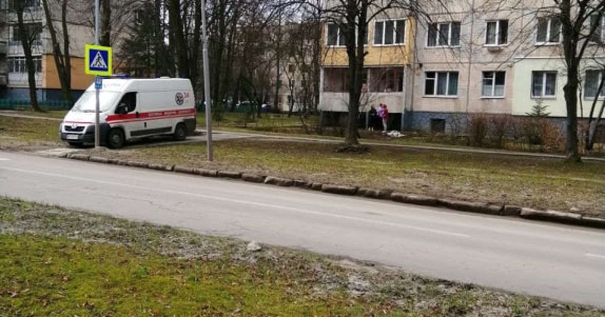 Во Львове мужчина выпал из окна восьмого этажа и разбился: фото