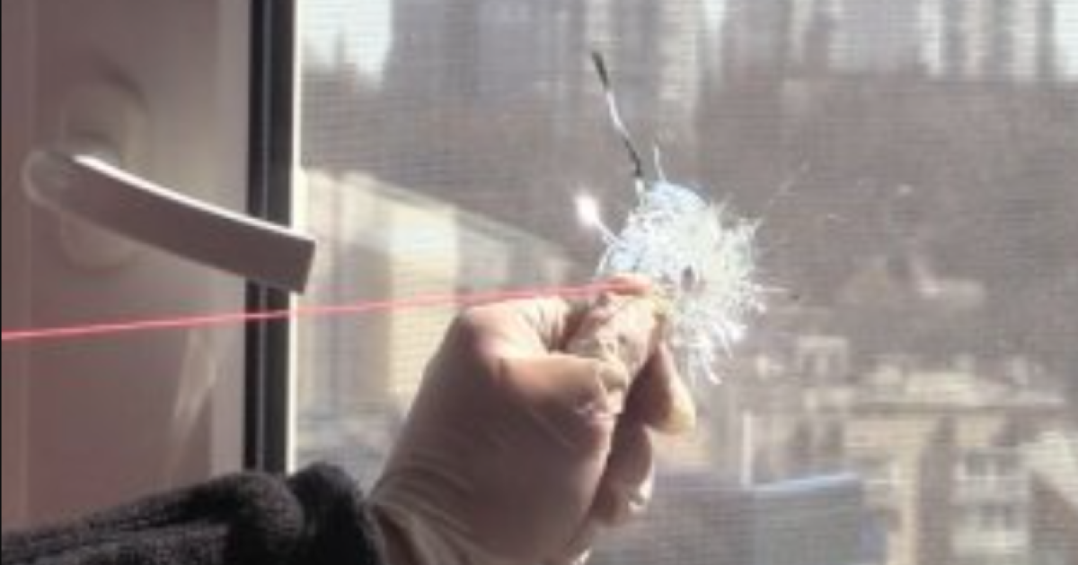 В Киеве по ночам обстреливают окна одной из многоэтажек: видео