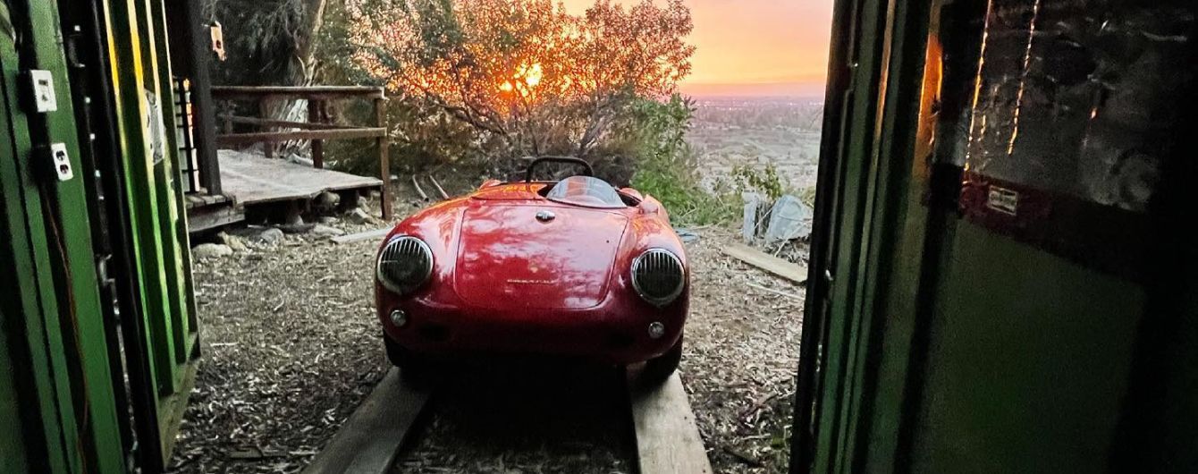 "Находка века": редкий и дорогой Porsche обнаружили в морском контейнере, где он провел 35 лет