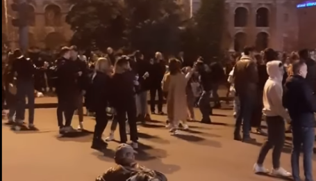"Когда больницы переполнены": в Киеве на Контрактовой площади молодежь устроила людную вечеринку (видео)