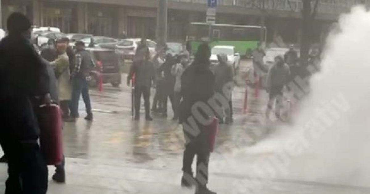 Бійка біля ТЦ у Києві: охорона застосувала вогнегасники (відео)