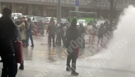 Бійка біля ТЦ у Києві: охорона застосувала вогнегасники (відео)