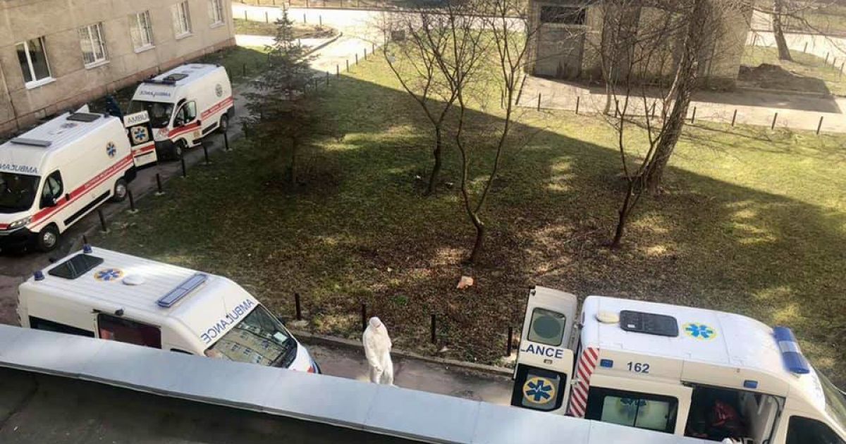 У Львові під лікарнею в черзі стоять швидкі з хворими на COVID-19: фото