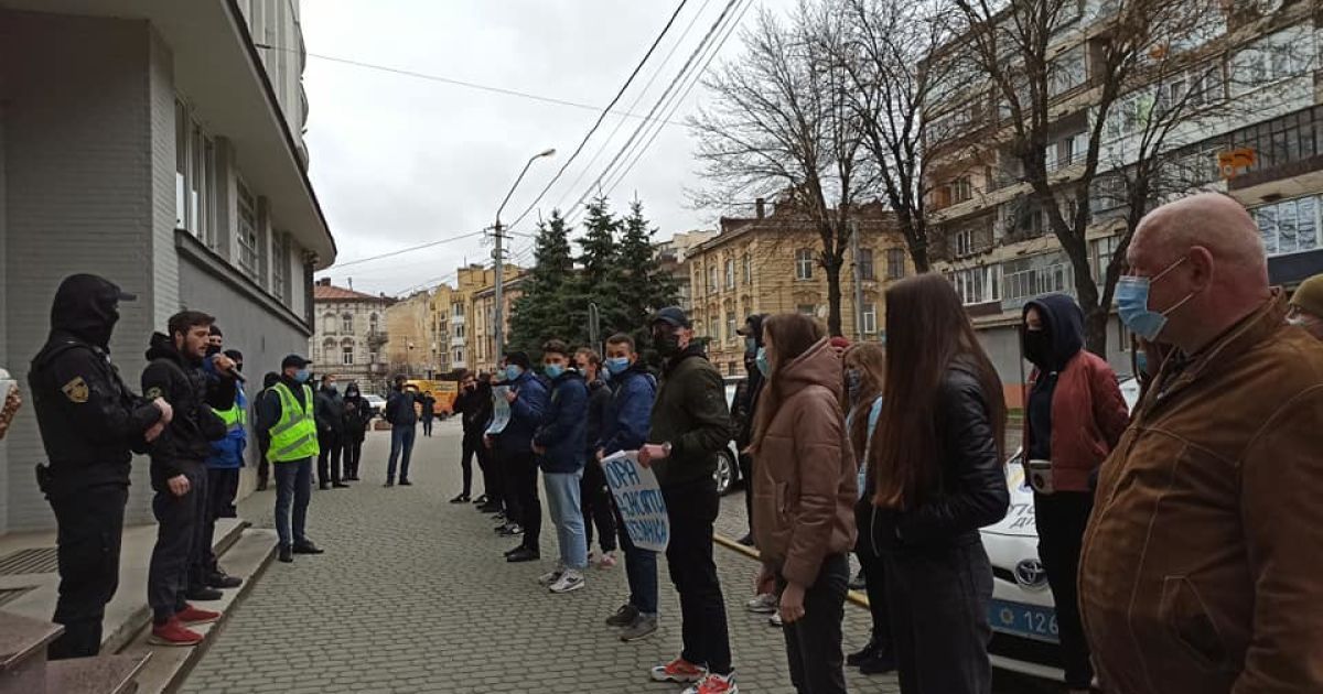 Во Львове из-за бизнеса Медведчука пикетировали СБУ (фото)