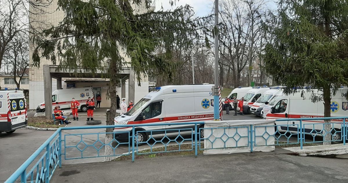 Очередь "скорых" и больные в тяжелом состоянии: медик рассказала о критической ситуации в киевской больнице