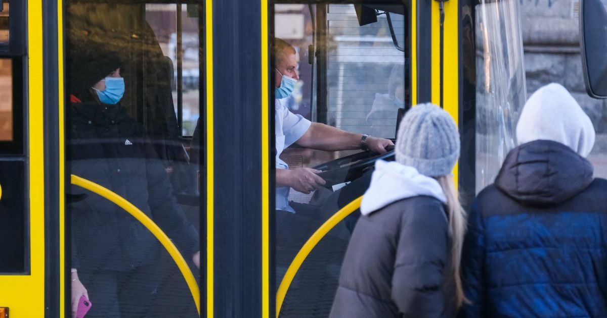 В Киеве мошенники торгуют "спецпропусками" для общественного транспорта: фото фальшивого документа