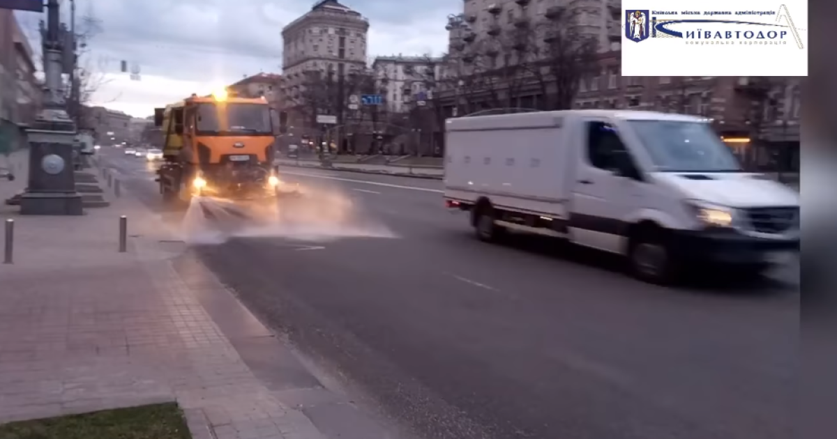 Генеральне прибирання: у Києві дороги цілодобово миють спеціальними шампунями