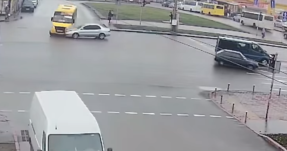 У Києві жінка на Mitsubishi влетіла у маршрутку (відео)