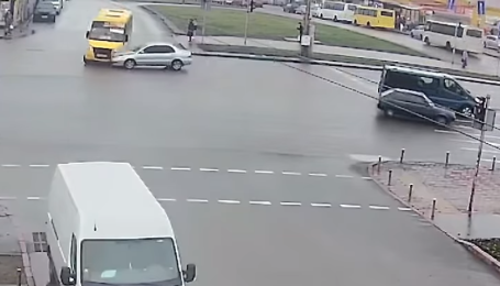 У Києві жінка на Mitsubishi влетіла у маршрутку (відео)