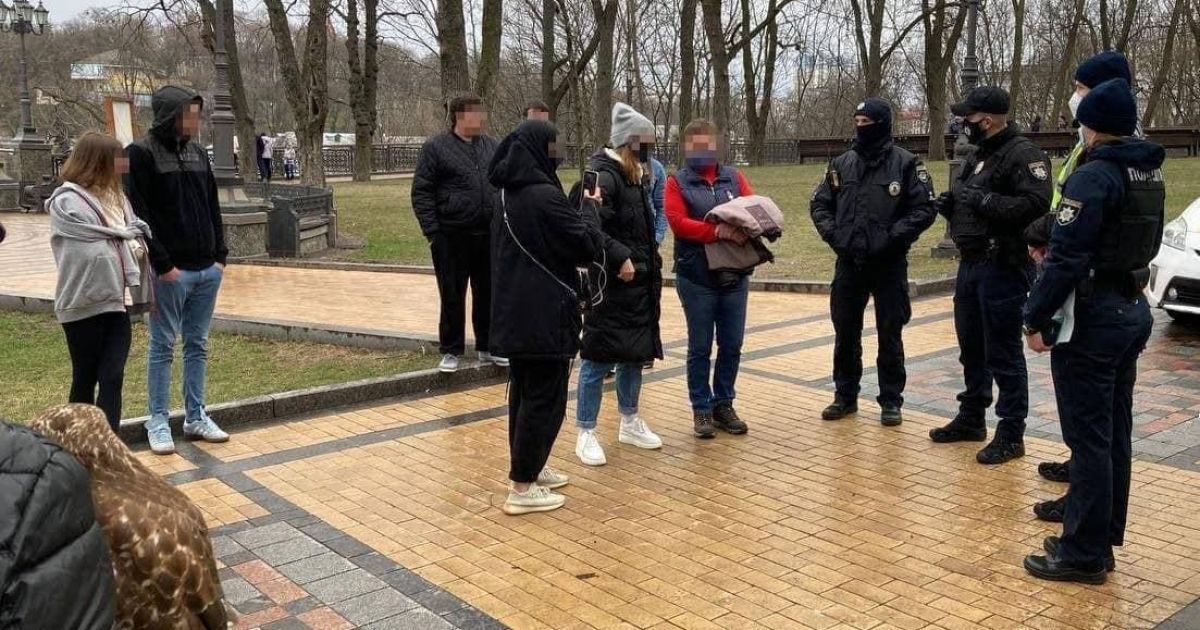 Жорстоке поводження з тваринами: у Києві зоозахисники і поліція забрали у фотографів птахів