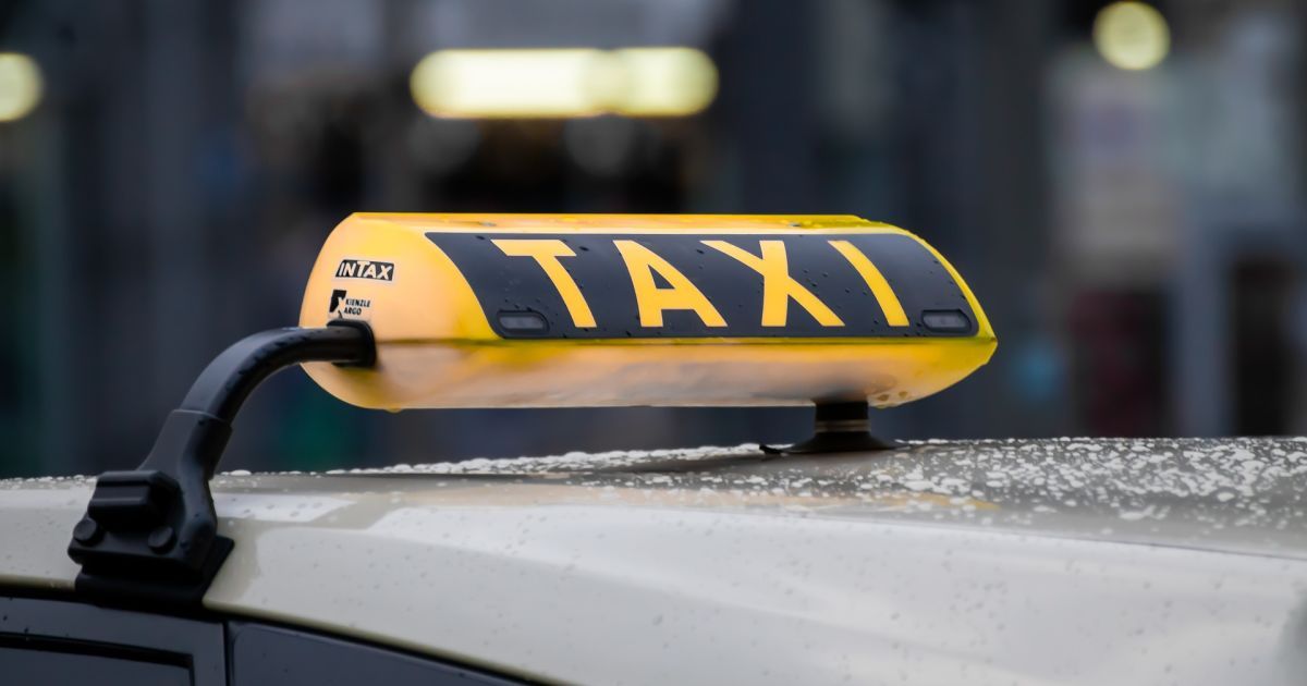 "Мавп не вожу": у Запоріжжі водій таксі відмовився везти темношкірого пасажира із дружиною