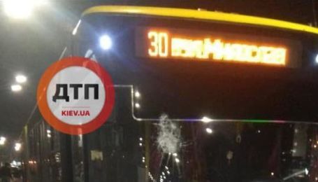 "Обиделись, что не хотят везти": в Киеве камнями разбили лобовое стекло троллейбуса