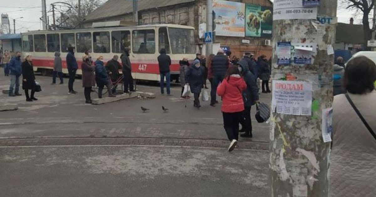 В Запоріжжі блокування руху трамваїв підприємцями переросло в сутички з поліцією