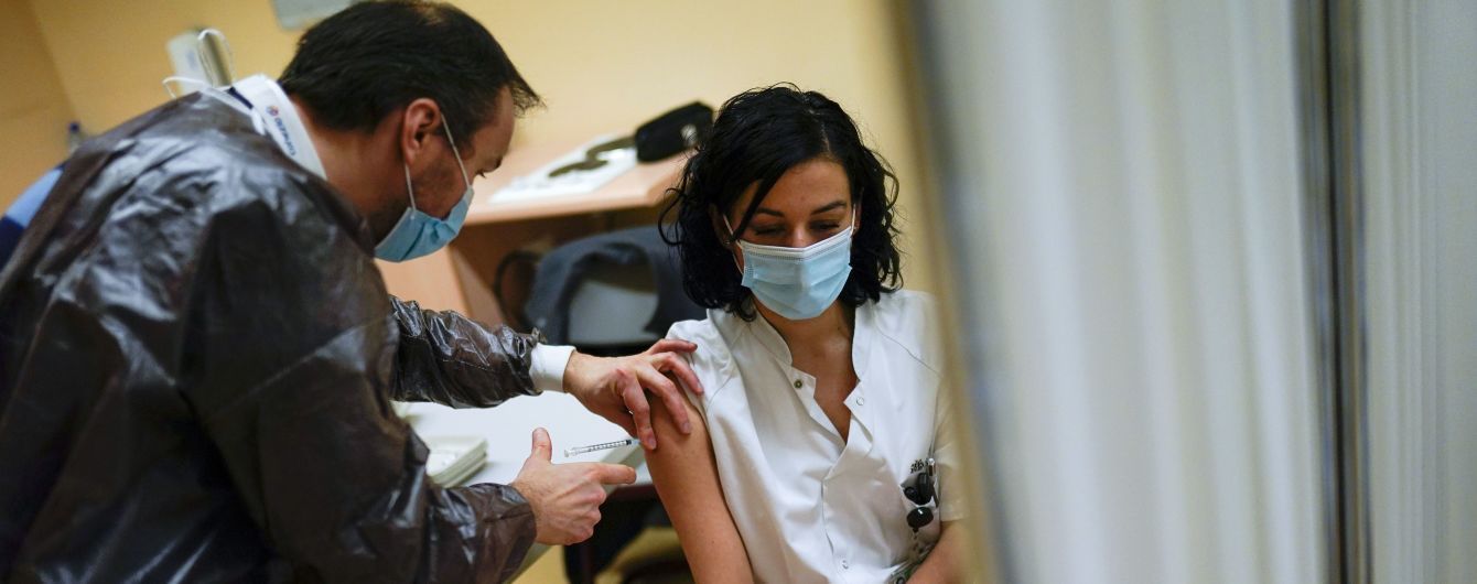 У Британії радять не щеплювати людей віком до 30 років вакциною AstraZeneca